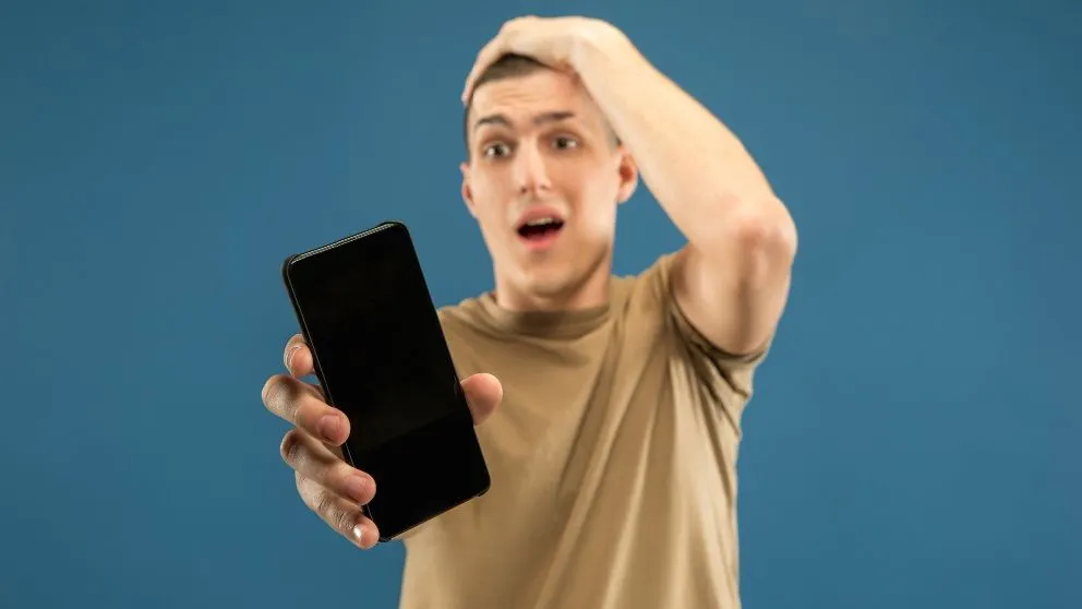 Ilustrasi membuang file sampah di Android.