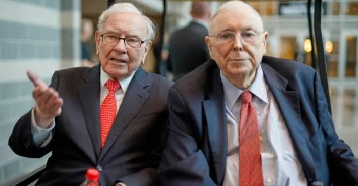 Momen kebersamaan Charlie Munger dengan Warren Buffet sebelum meninggal dunia dalam usia 99 tahun.