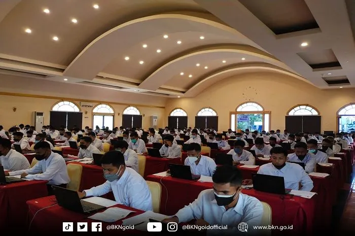 Aturan yang telah disahkan oleh Jokowi mengenai batas usia maksimal untuk CPNS, sempat menjadi subjek gugatan di MK.