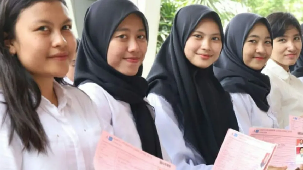 Azwar Anas menyebut rekrutmen ASN, baik CPNS atau PPPK, tahun 2024 akan lebih banyak kuota untuk lulusan baru atau fresh graduate.