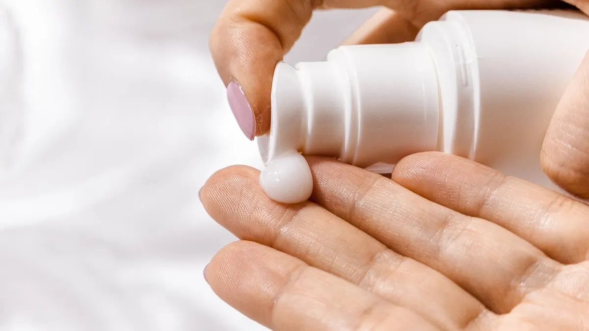 Illustrasi. Body Lotion vs Body Oil