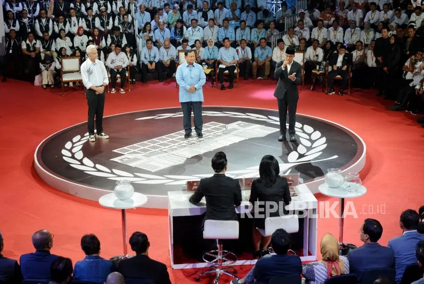 Capres nomor urut 1 Anies Baswedan, capres nomor urut 2 Prabowo Subianto dan capres nomor urut 3 Ganjar Pranowo saat mengikuti sesi debat perdana Calon Presiden di Halaman gedung Komisi Pemilihan Umum (KPU), Jakarta, Selasa (12/12/2023).