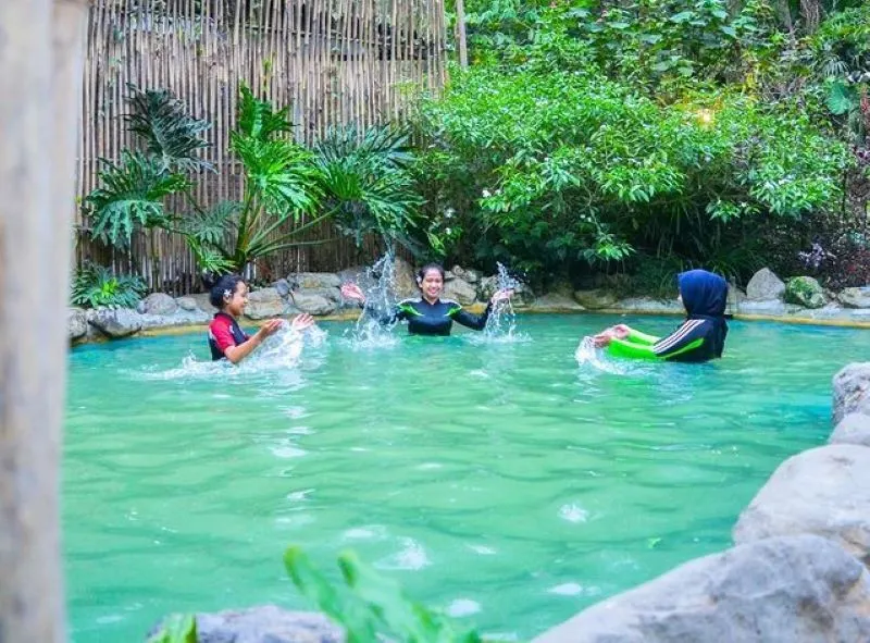 5 Tempat Pemandian air panas di Bandung (Instagram @maribayaresort)