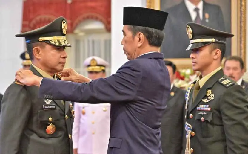 Presiden Joko Widodo melantik dan mengambil sumpah jabatan Jenderal TNI Agus Subiyanto sebagai Panglima Tentara Nasional Indonesia (TNI). Pelantikan tersebut digelar di Istana Negara, Jakarta, pada Rabu, 22 November 2023.