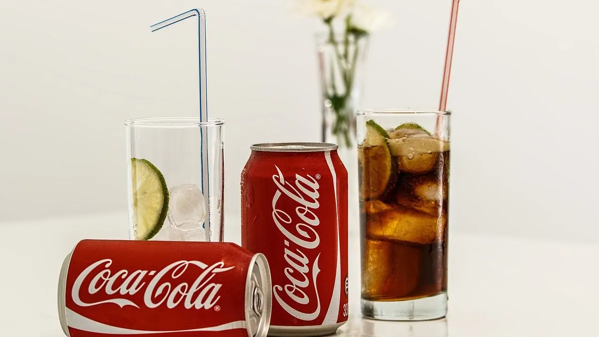 Illustrasi. Coca-cola| Tok! MUI Keluarkan Fatwa Haram Beli Brand yang Dukung Israel, Imbau Masyarakat Indonesia Lakukan Ini