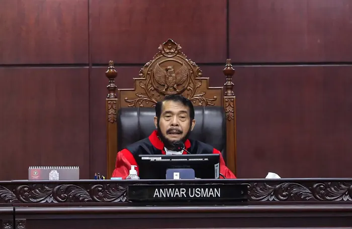 MKMK menjatuhkan sanksi memberhentikan Anwar Usman dari jabatannya sebagai ketua hakim Mahkamah Konstitusi (MK).