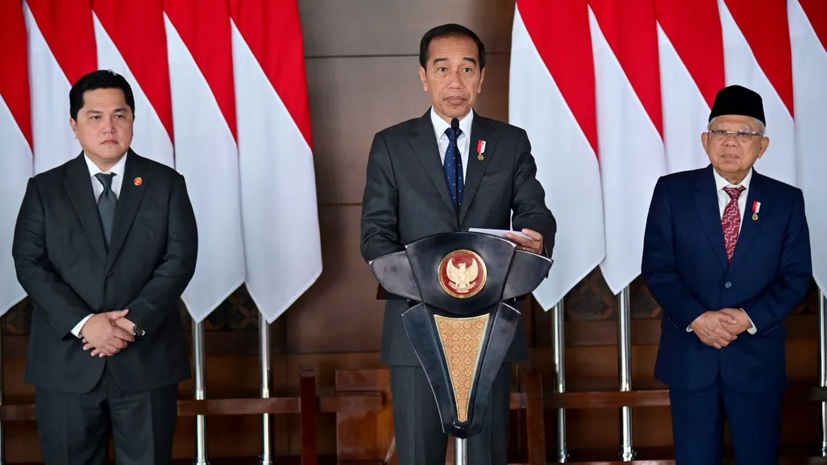 (Dari kiri) Menteri BUMN Erick Thohir, Presiden Jokowi, dan Wakil Presiden Ma'ruf Amin