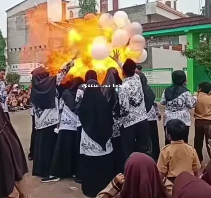 Detik-detik meledaknya balon gas saat perayaan hari guru nasional di SDN 1 Cimuning Mekarjaya Kabupaten Bekasi Jawa Barat  Sabtu, 25 November 2023