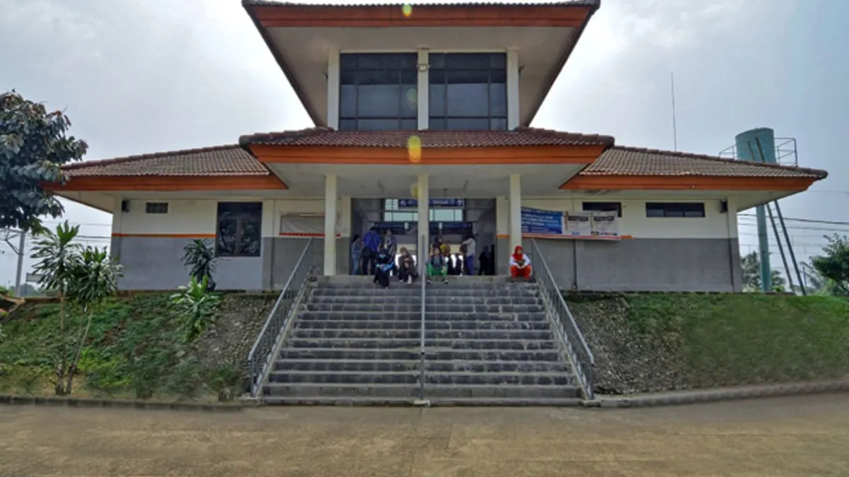 Stasiun Cibinong, yang terletak di Pabuaran, Cibinong, Bogor, menjadi bagian integral dari jaringan transportasi kereta api di Indonesia.