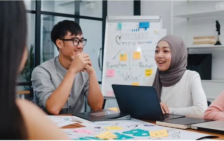 Ilustrasi bahagia dengan pekerjaan.