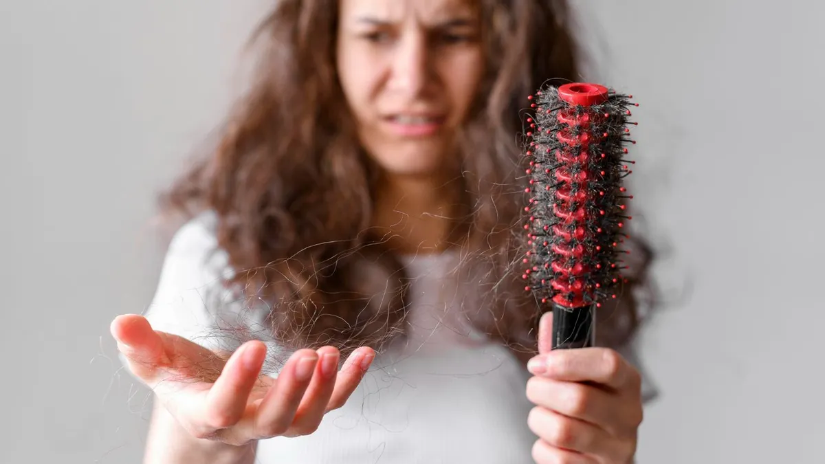 5 Cara Alami Paling Ampuh Atasi Rambut Rontok, Tak Perlu Khawatir Kehilangan Pesonamu (Freepik)