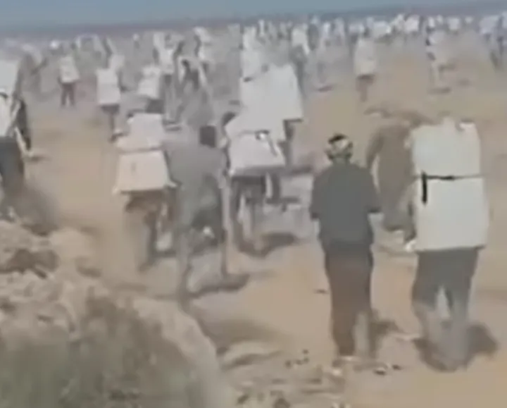 Genosida Israel Terhadap Warga Palestina Harus Berakhir, Ribuan Warga Mesir Jalan Kaki Melintasi Padang Pasir