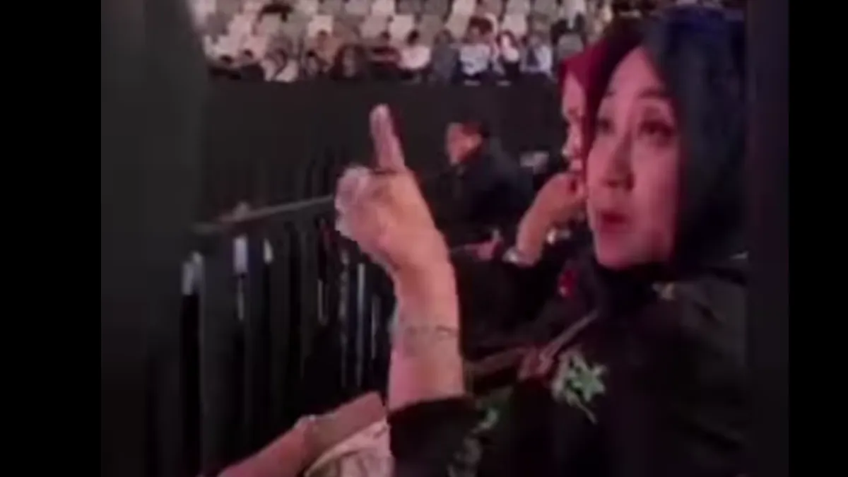 Ketika capres Prabowo Subianto dengan Anies Baswedan tengah beradu argumentasi, ada sosok penonton wanita tiba-tiba berteriak dengan kata-kata kurang pantas.