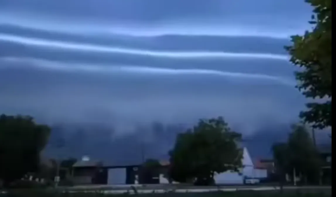 Jagat maya dibuat terperanjat dengan adanya fenomena tidak biasa yang terlihat mencolok di bagian langit Teluk Balkan.