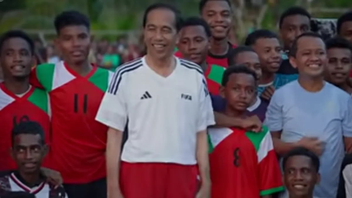 Presiden Jokowi bermain bola di Papua.