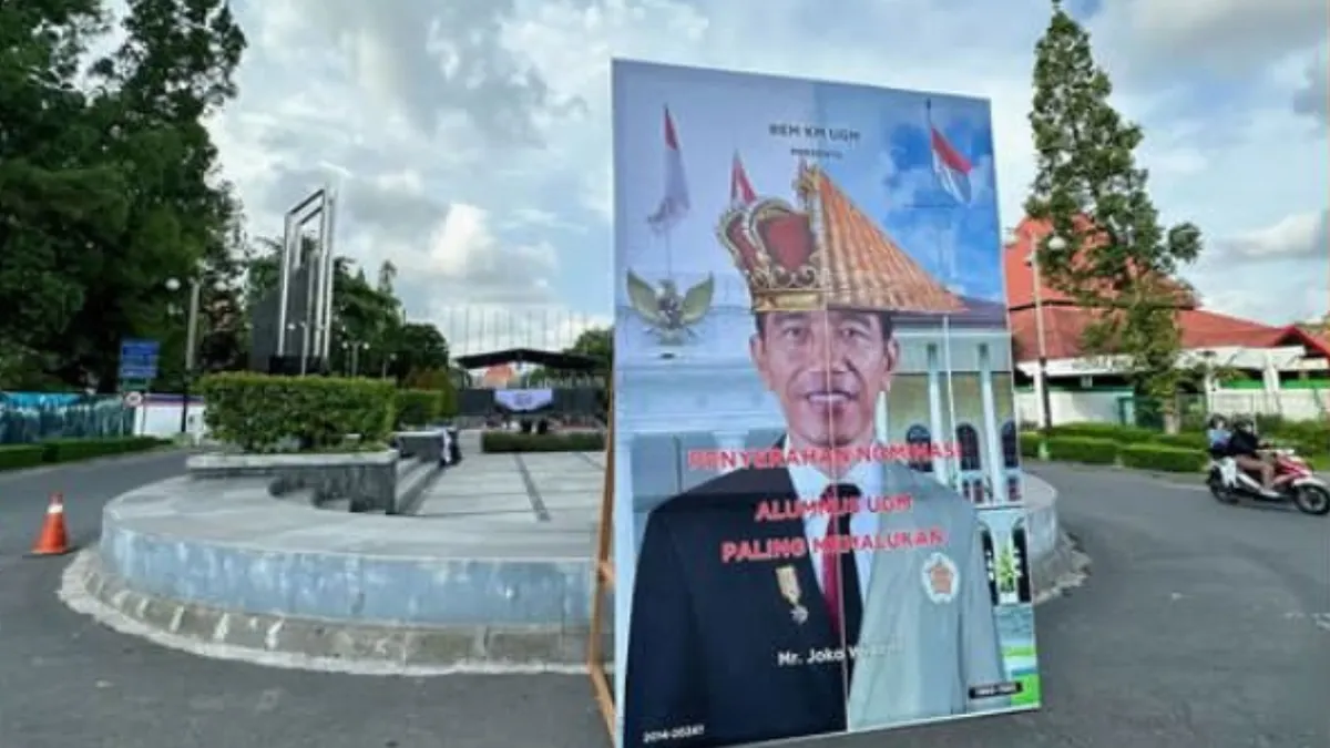 Warganet tengah dibuat heboh dengan adanya baliho bergambar Presiden Joko Widodo (Jokowi) yang berada di Bundaran Universitas Gadjah Mada (UGM).