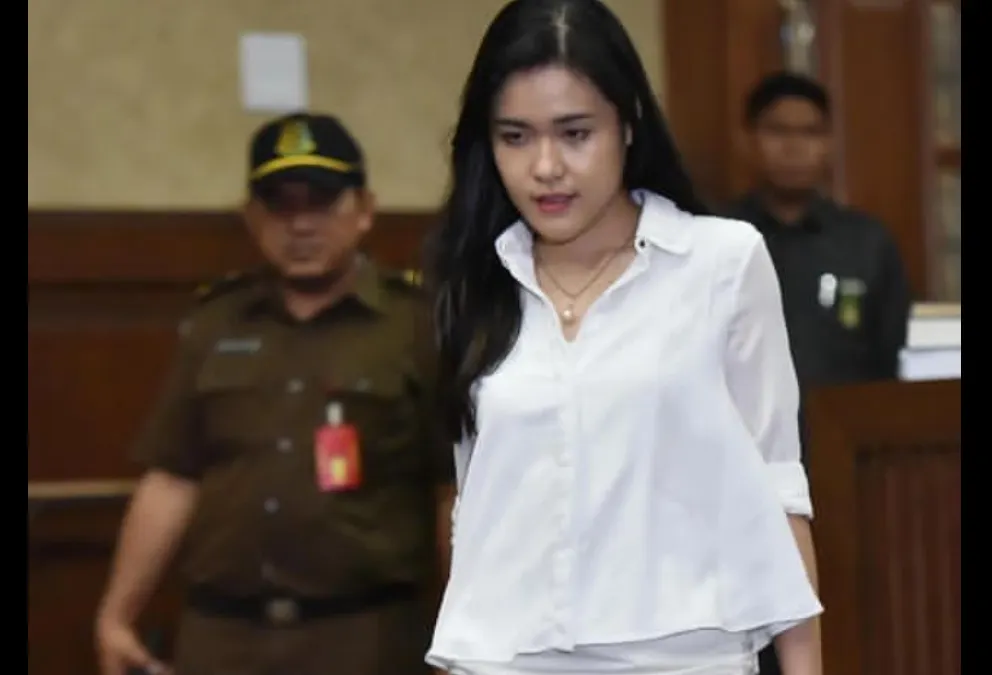 Banyak pihak yang menyebut Jessica Wongso pernah punya profesi di bidang farmasi, sehingga sangat mudah untuk mendapatkan sianida tersebut.
