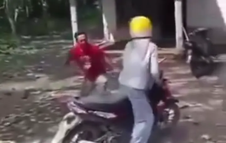 Saat hendak melakukan tagihan kepada salah seorang nasabah, dua petugas PNM Mekaar justru mendapat sambutan tidak simpatik.