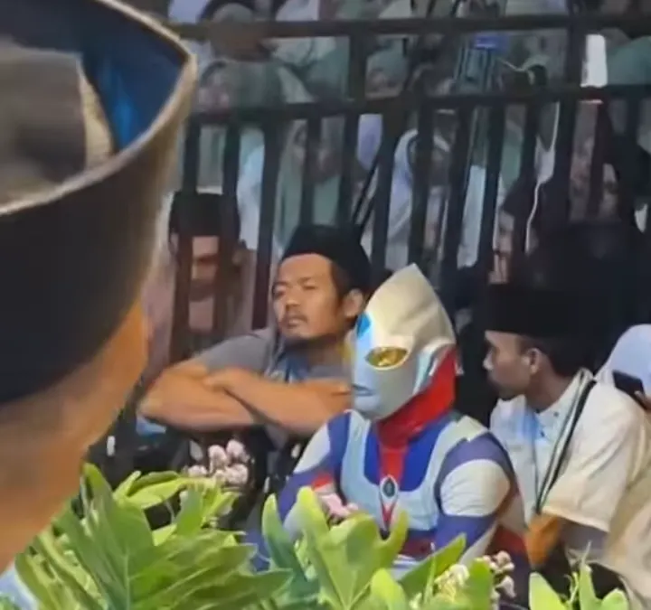Sosok Ultraman membuat acara pengajian Gus Iqdam menjadi sorotan.
