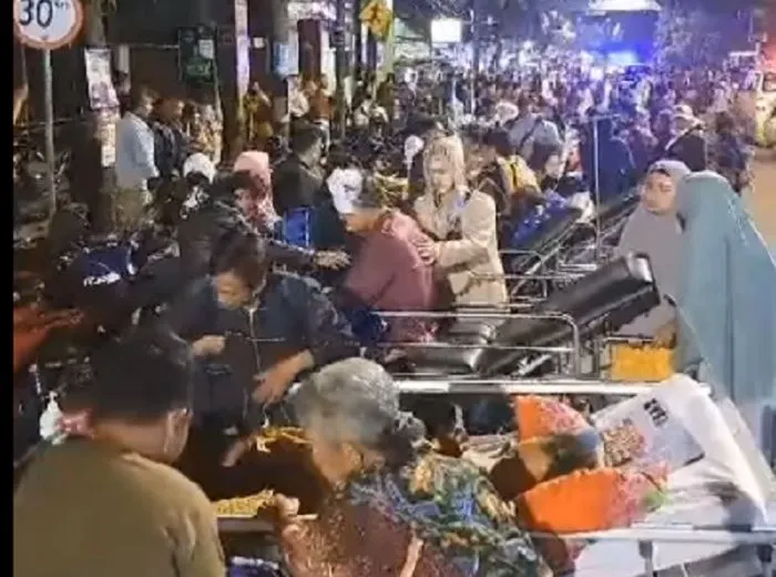 Gempa bumi tektonik yang mengguncang Kabupaten Sumedang menyebabkan kerusakan bangunan, kepanikan, dan sejumlah korban.
