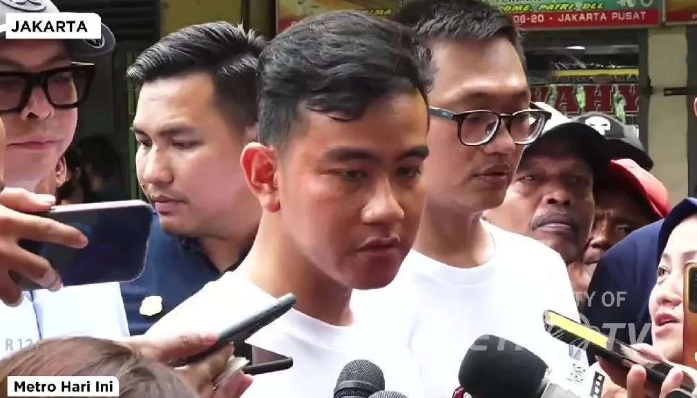 Calon wakil presiden nomor urut 2 Gibran Rakabuming Raka, diminta mundur dari jabatannya sebagai Wali Kota Solo.