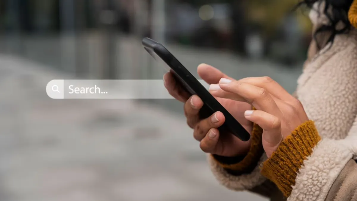 Iklan yang muncul pada aplikasi dan Google Chrome biasanya karena pengguna sering membuka situs sembarangan yang kadang juga berbahaya.