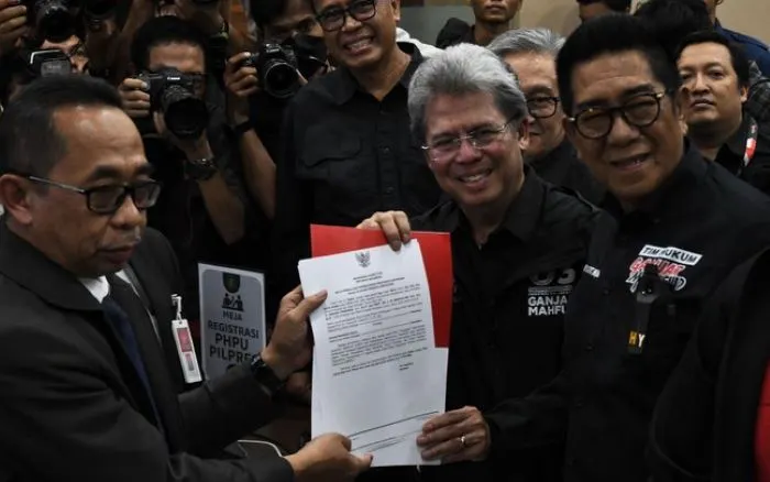 Deputi Hukum TPN Ganjar-Mahfud, Todung Mulya Lubis (kedua kanan) didampingi Henry Yosodiningrat (kanan) mengajukan pendaftaran gugatan PHPU Presiden dan Wapres di Gedung Mahkamah Konstitusi, Jakarta, Sabtu (23/3/2024).(Antara/Fakhri Hermansyah)