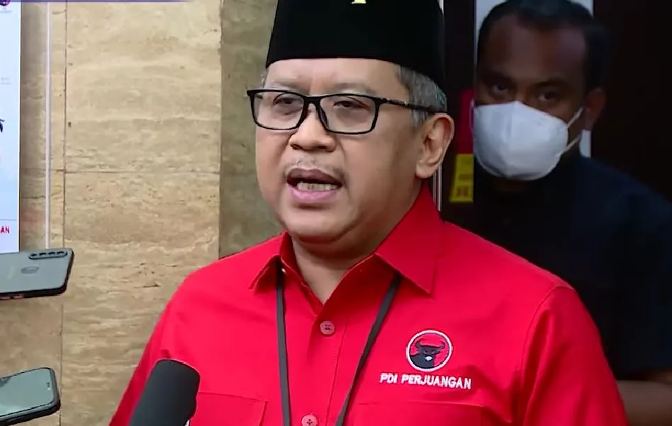 Sekretaris Jenderal (Sekjen) PDIP Hasto Kristiyanto angkat bicara mengenai adanya pencopotan atribut politik dari PDIP, termasuk baliho Ganjar Pranowo&ndash;Mahfud MD di Gianyar, Selasa, 31 Oktober 2023.