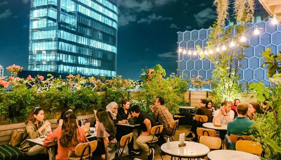 5 Rekomendasi Kafe di Jakarta dengan Pemandangan City Light, Cocok untuk Tempat Nongkrong (Instagram @hauserooftop)