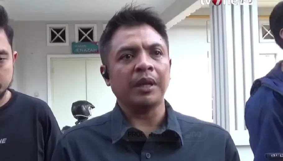 Kasat Reskrim Polrestabes Surabaya, AKBP Hendro Sukmono mengatakan diketahui ada sembilan personel termasuk sound engineering dan asisten yang ikut minum miras.