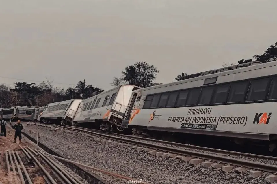 Kecelakaan kereta api KA Argo Semeru dan KA Argo Wilis terjadi di lintasan Kalimenur, Sentolo, Kulon Progo