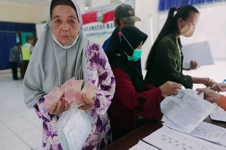 Pencairan bantuan BPNT dilakukan secara bertahap sehingga belum semua KPM menerima saldo masuk di kartu KKS-nya.