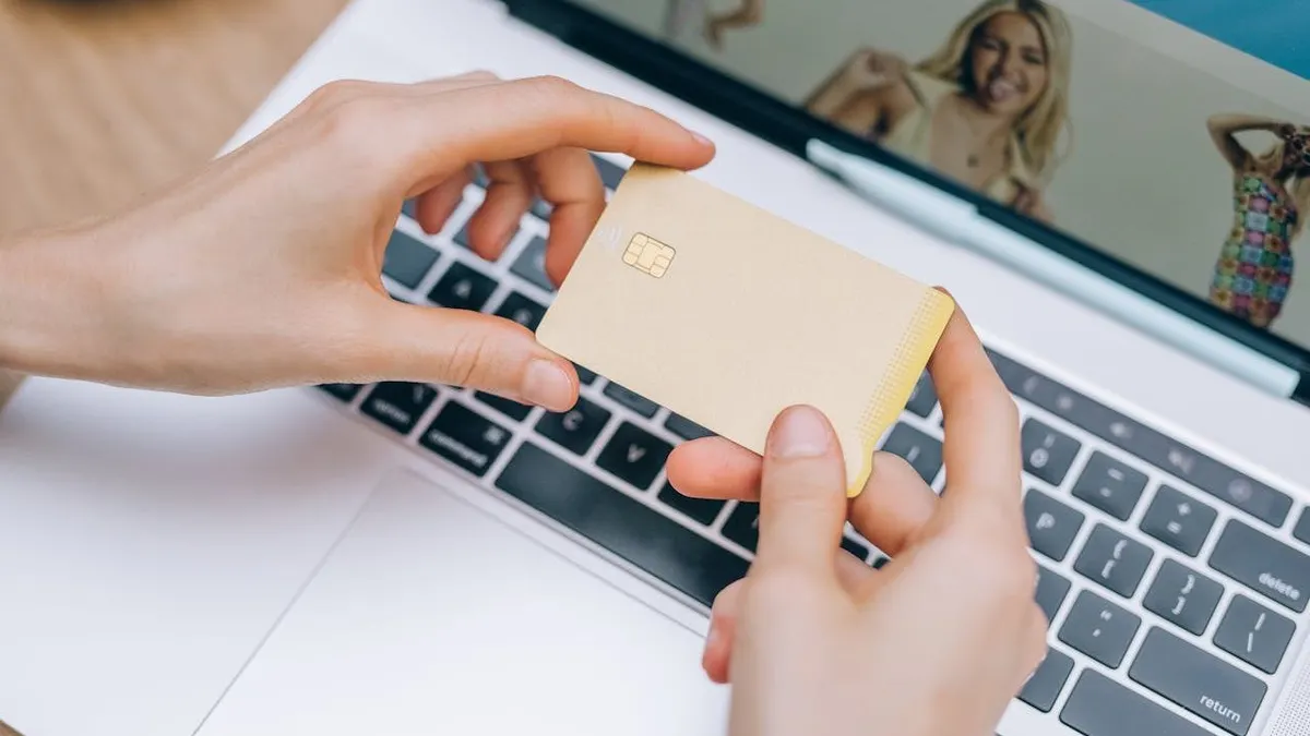 Illustrasi. Cara Ajukan Kartu Kredit ke Bank Meski di Blacklist BI Checking