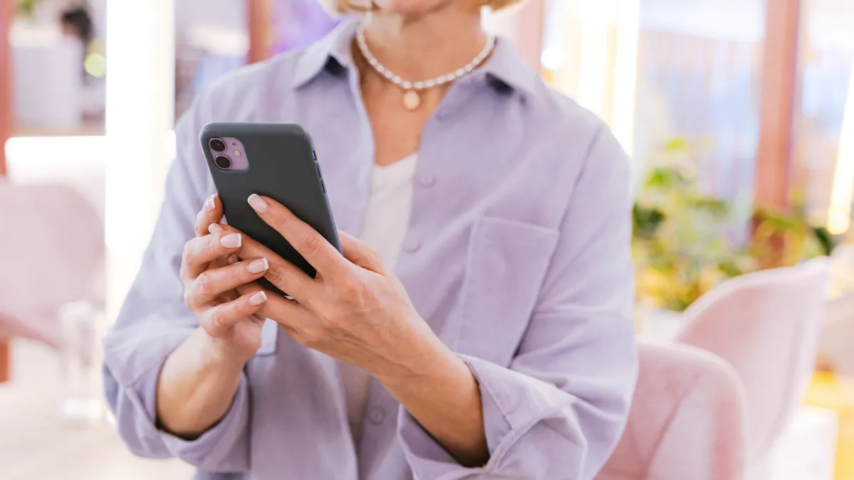 3 Tips dari OJK Agar Tidak Terjebak Pinjol Ilegal, yang Terakhir Harus Dijaga (Pexels.com/Antoni Shkraba)