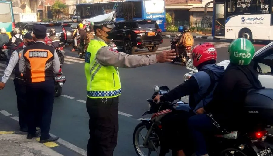 Pemerintah Provinsi DKI Jakarta akan kembali memberlakukan tilang uji emisi mulai Rabu, 1 November 2023.