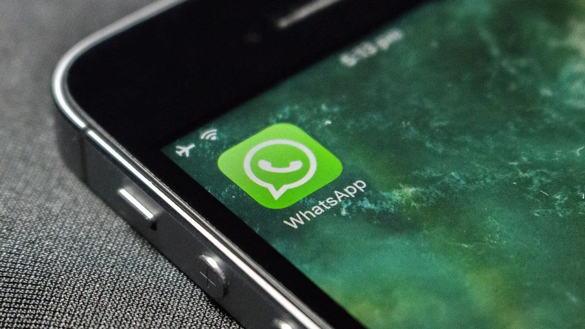 Ilustrasi menghentikan pengunduhan gambar otomatis di WhatsApp.