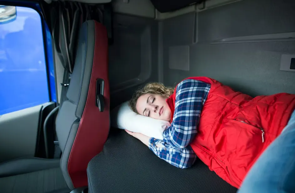 Ini 3 Cara Tidur Nyenyak Selama Perjalanan Jauh, Cocok Buat Kamu yang Sering ke Luar Kota (Freepik)