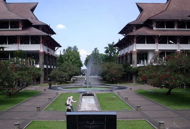 Institut Teknologi Bandung (ITB) | Sudah tentu jika sarjana ITB tersebut menempati posisi atau jabatan yang semakin tinggi maka akan semakin besar pula gaji yang didapatkan.