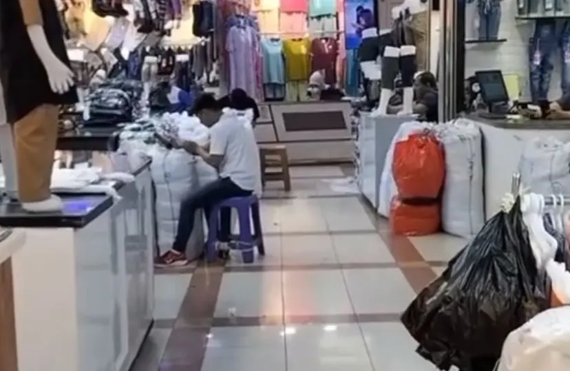 Pasar Tanah Abang Jakarta Pusat. Para pedagang Tanah Abang sedang menghadapi kondisi yang cukup memprihatinkan, karena mengalami penurunan omzet yang sangat signifikan. 