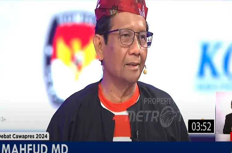 Mahfud MD Tampil Berbeda dengan Baju Adat Madura di Debat Cawapres hingga Sisipkan Kata ‘Bersujud kepada Ibu’