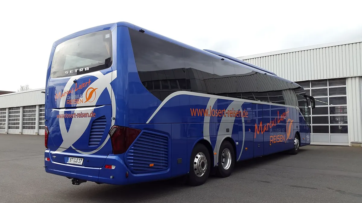 Illustrasi. Hukum puasa sopir bus antarkota