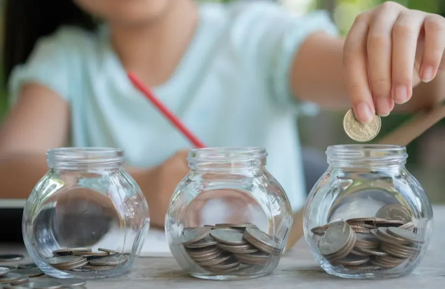 Ini 4 Penyebab Kamu Sulit Menabung, Salah Satunya Memiliki Lingkungan yang Buruk, Pantes Gak Kaya (Freepik)