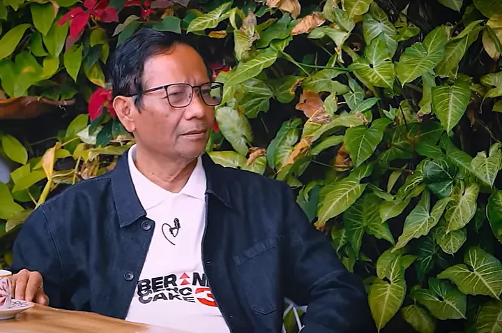 Karena dirinya mencalonkan diri menjadi cawapres, Mahfud MD memilih untuk tidak mundur dari jabatannya sebagai menteri.