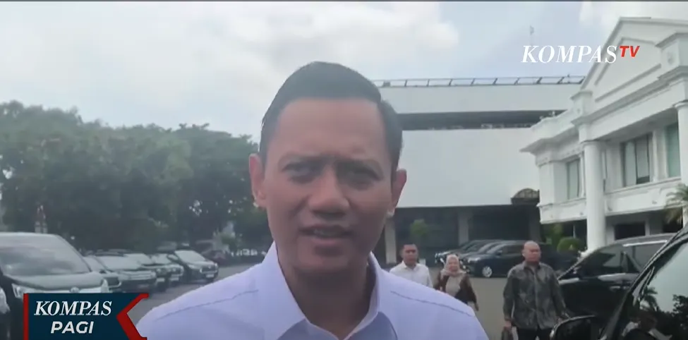 Ketum Partai Demokrat Agus Harimurti Yudhoyono (AHY), memberikan respon terkait isu bergabungnya Partai Persatuan Pembangunan (PPP) dalam koalisi Prabowo-Gibran.