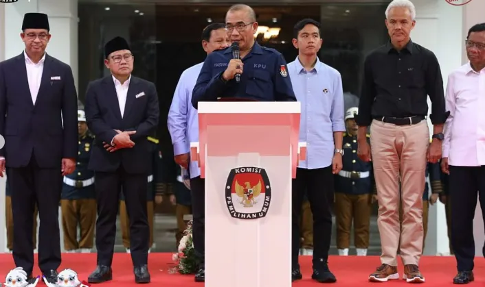 Komisi Pemilihan Umum (KPU) RI bersama pasangan capres-cawapres 2024