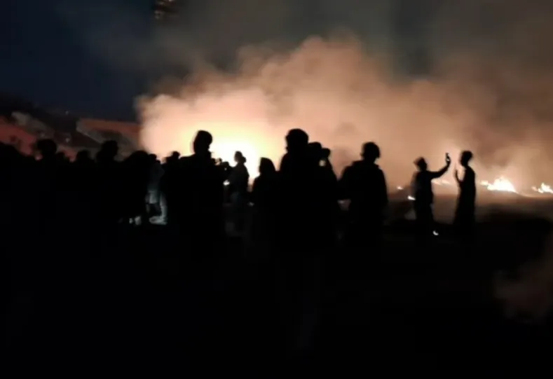 kenang 1 tahun tragedi kanjuruhan, rumput stadion malah kebakaran, tragedi lagi? 