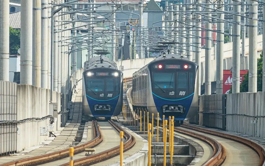 Kereta berwarna biru adalah MRT 