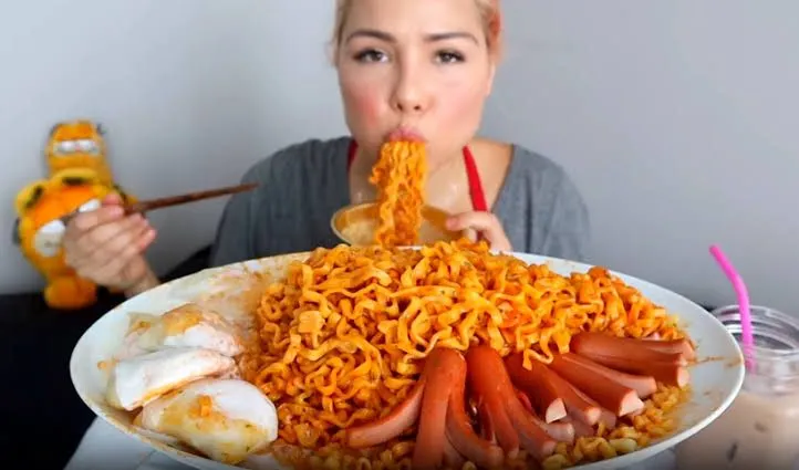 Ilustrasi Makan Mi Instan