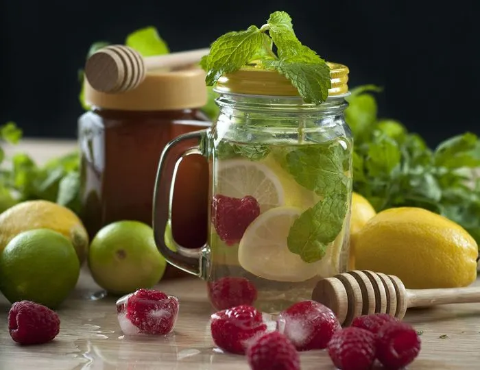 Infused water merupakan salah satu minuman yang memiliki banyak manfaat bagi kesehatan tubuh. Simak yuk kelebihannya.