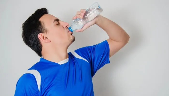 Ilustrasi cara atur jadwal minum saat puasa Ramadhan 2024 agar tidak dehidrasi.